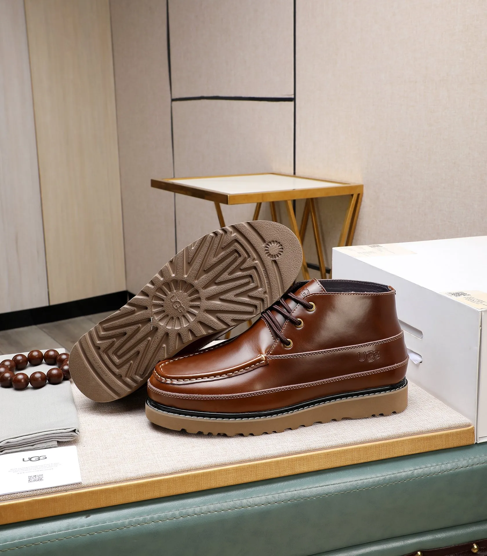 Men's shoes 💰600 (full genuine wool lining, 10% off for fake ones) Please note the quality of the original item and compare the thickness of the wool 🏮🏮 Popular UGG from Australia's warm luxury brand men's shoes, the official website is synchronized, Beckham men's style..., made of imported top-layer waxed cowhide, waxed toe cap, Australian real wool velvet lining Carefully sewn...Imported rubber Martin boots outsole (comfortable, soft, wear-resistant) The quality is really great...Exquisite workmanship, you can't put it down at first sight, size 38-44 (customized in 45)